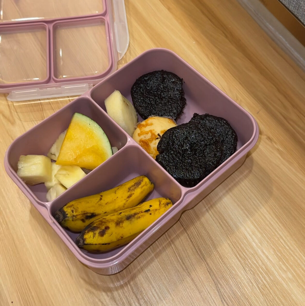 Leak-proof lunch box for kids’ travel snacks